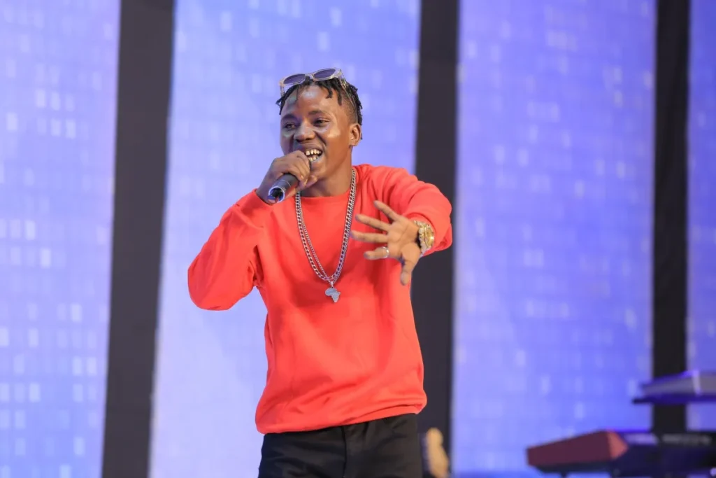 Ronald Alimpa Performing