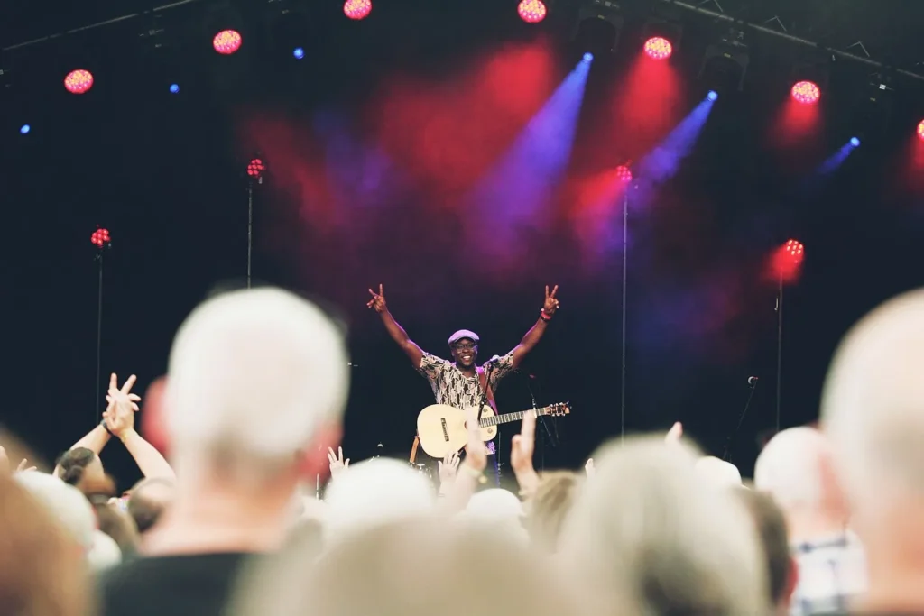Jon Muq performing