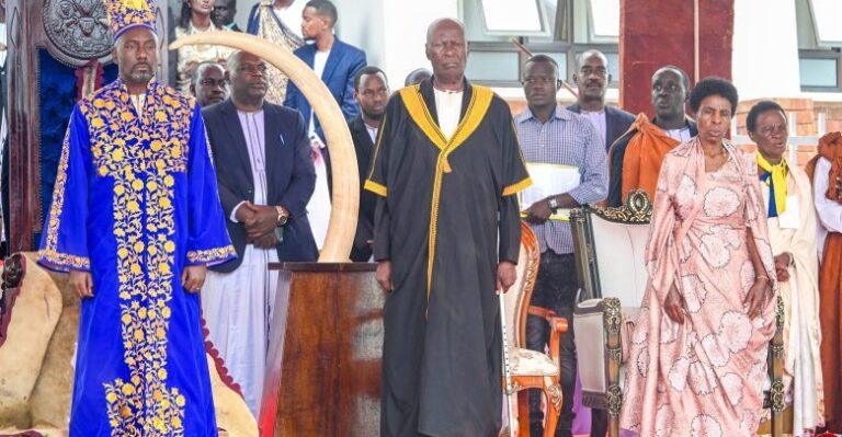 Kamurasi (c) handed over the power to Nyabongo 1