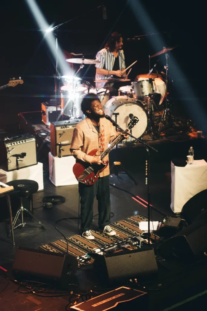 Michael Kiwanuka performing Photo