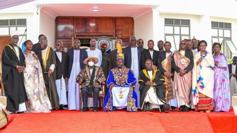 Museveni in a group photo with Tooro royals