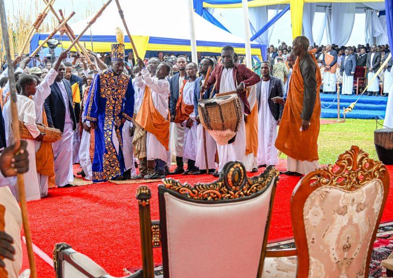 Nyabongo I walks to his throne